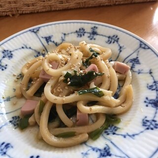 魚肉ソーセージと万能ネギの焼うどん